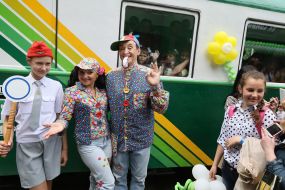 Дети во время открытия 64-го сезона на детской железной дороге 