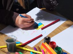 Девочка рисует флаг Украины