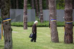 Учасник церемонії покладання квітів