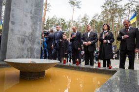 Учасники церемонії покладання квітів