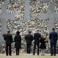 Учасники церемонії покладання квітів
