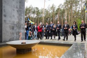 Учасники церемонії покладання квітів