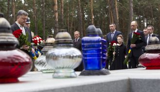 Учасники церемонії покладання квітів