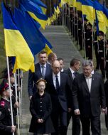 Учасники церемонії покладання квітів