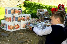 Мальчики рассматривают туалетную бумагу 