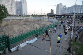 Люди ломают забор