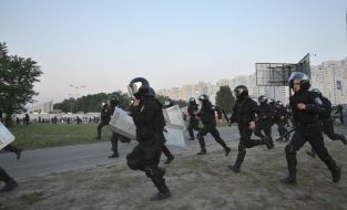 Милиционеры на месте строительства