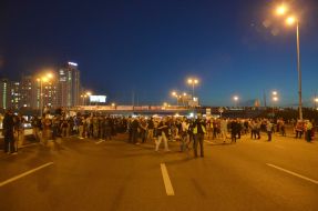 Протестующие перекрыли дорогу