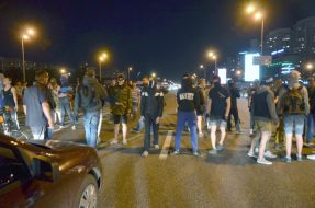 Протестующие перекрыли дорогу