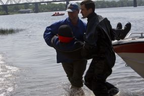 Vitaliy Klichko during a training exercise on rescue people