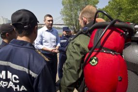 Vitaliy Klichko during a training exercise on rescue people