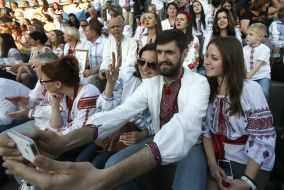 Участники акции "Массовое групповое фото в вышиванках"