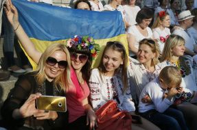 Участники акции "Массовое групповое фото в вышиванках"