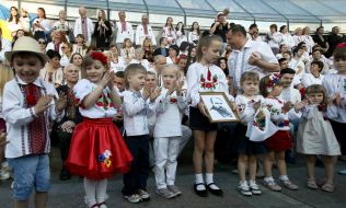 Участники акции "Массовое групповое фото в вышиванках"