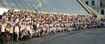 Участники акции "Массовое групповое фото в вышиванках"