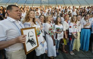 Участники акции "Массовое групповое фото в вышиванках"