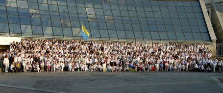 Участники акции "Массовое групповое фото в вышиванках"