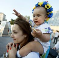Участники акции "Массовое групповое фото в вышиванках"