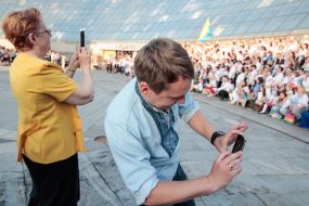 Люди фотографируют участников акции 