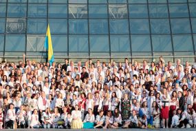 Участники акции "Массовое групповое фото в вышиванках"