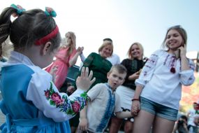 Участники акции "Массовое групповое фото в вышиванках"