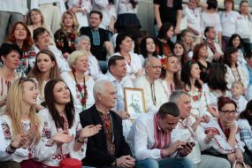 Участники акции "Массовое групповое фото в вышиванках"