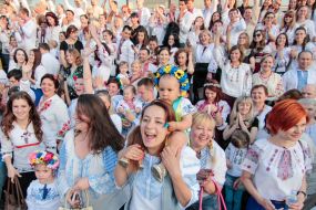 Участники акции "Массовое групповое фото в вышиванках"