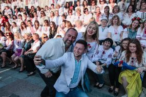 Участники акции "Массовое групповое фото в вышиванках"