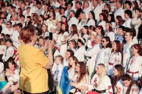 Участники акции "Массовое групповое фото в вышиванках"