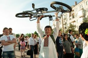 City march on the occasion of embroidery