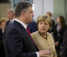 Petr Poroshenko and Angela Merkel