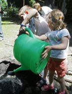 Діти допомагають садити дерева в Маріїнському парку