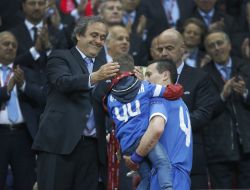 Soccer. Michel Platini, Artem Fedetskiy with his son