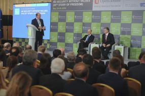 Petr Poroshenko and Arseniy Yatsenyuk