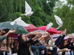 Graduates of the release of doves