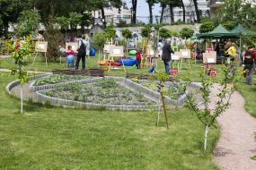 Square of hundreds of Heaven