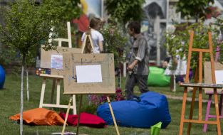 Square of hundreds of Heaven