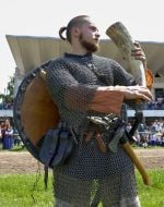 Участник реконструкции в костюме рыцаря