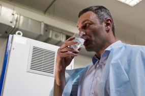 Виталий Кличко пьет воду