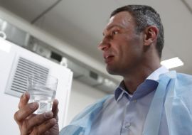 Vitali Klitschko drinking water