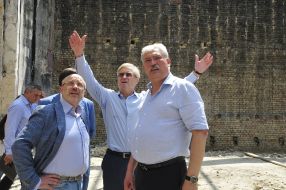 Алексей Резников проинспектировал ремонт в кинотеатре "Жовтень"