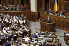 Petro Poroshenko speaks to deputies