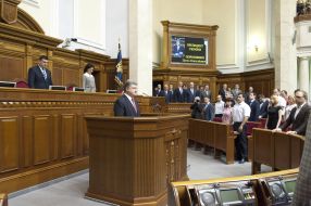 Petro Poroshenko speaks to deputies