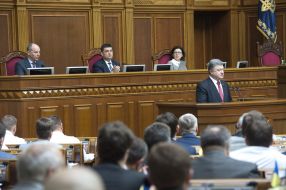 Petro Poroshenko speaks to deputies