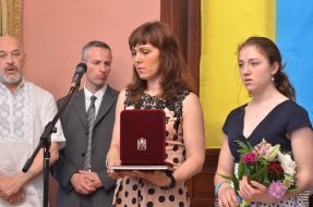 Viola Yuldasheva receives award