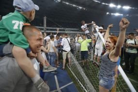 Вболівальники ламають ворота