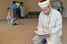 Мусульманин читає Коран