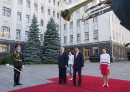 Marina Poroshenko, Petr Poroshenko and Shinzo Abe
