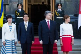 Marina Poroshenko, Petr Poroshenko and Shinzo Abe