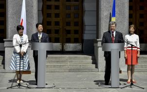 Marina Poroshenko, Petr Poroshenko and Shinzo Abe